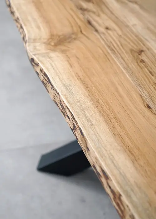 Industrieller Tisch aus Holz und Metall