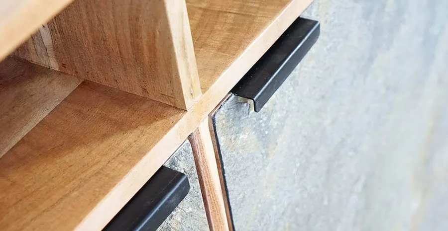 Industriemöbel aus Holz und Metall